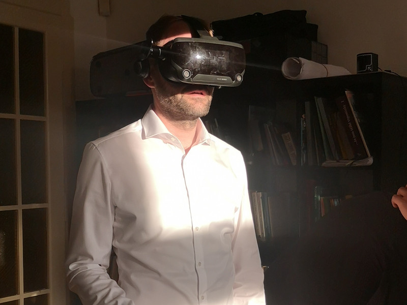 Jakob Meyer testet ein Virtual Reality Anwendung zum deutschen Konzentrationslager Lety u Písku 