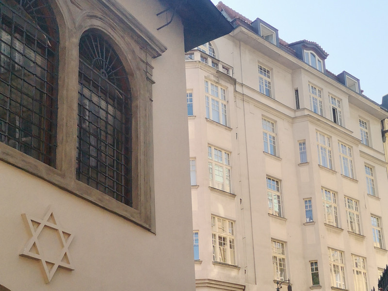 Fassade der Pinkas-Synagoge im Prager Stadtteil Josefstadt