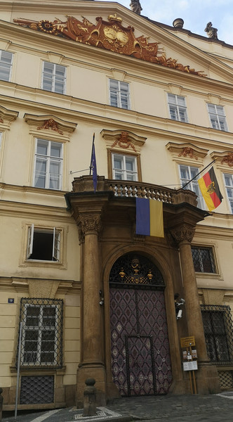 Eingangstor der Deutschen Botschaft Prag