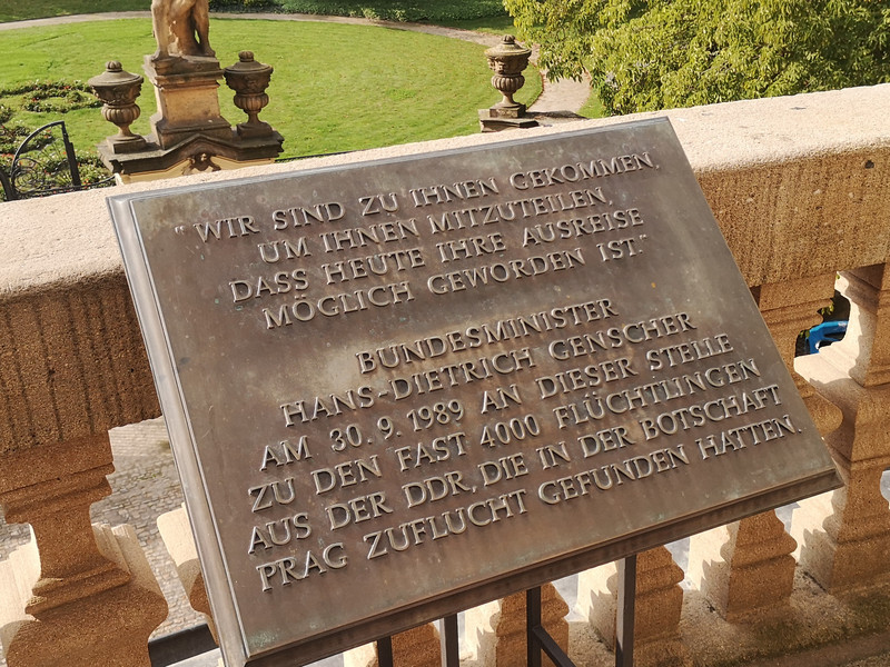 Gedenkstein auf dem Balkon der Deutschen Botschaft Prag: „Wir sind zu ihnen gekommen, um ihnen mitzuteilen, dass heute ihre Ausreise möglich geworden ist“