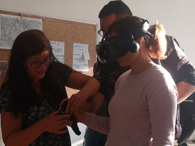 Dr. Andrea Despot testet eine Virtual Reality Anwendung zum deutschen Konzentrationslager Lety u Písku 